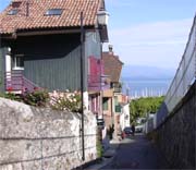 Auf kleinen romantischen Fusswegen kann man den Hafen von der Innenstadt erreichen.