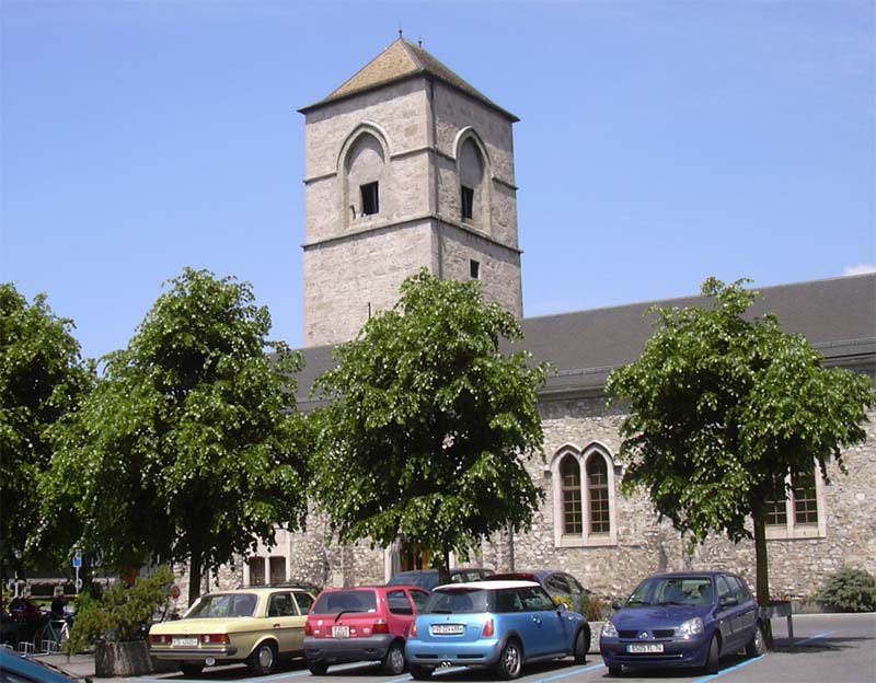 Der W123 auf dem Bahnhofsplatz in Villeneuve