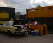 Der W123 beim Abendessen auf dem Güterbahnhof