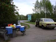 Abendessen auf einem Parkplatz kurz vor Helsinki