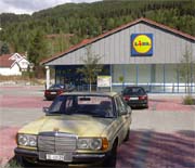 Der Mercedes vor dem Lidl