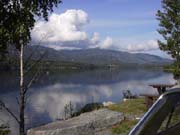 Die Norwegische Berge spiegeln sich im See