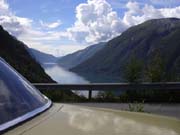 Der W123 über dem Fjaerland Fjord