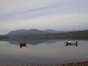 zwei Boote in der norwegischen Seenlandschaft