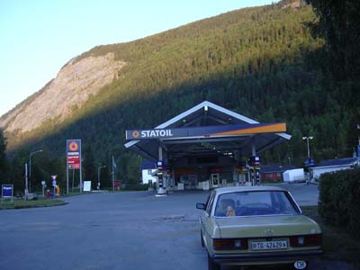 Der Benz vor der Tankstelle in Saltdal