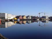 Die Stadt Tromso spiegelt sich im Eismeer