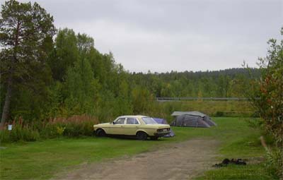 Der Benz auf einem Campingplatz in Finnland