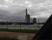 Entlang dem Hafen an der Stadbrücke von Riga vorbei