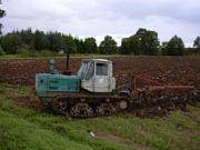 Ein Raupenschlepper irgendwo in Lettland