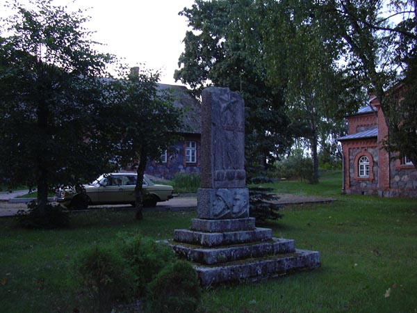 Der w123 vor einem russischem Kriegsdenkmal